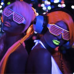 Disfraces y accesorios luminosos con LUZ LED para iluminar tu fiesta