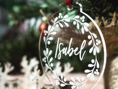 Transforma Tu Navidad con Adornos y Detalles Personalizados: Bolas, Marcasitios 