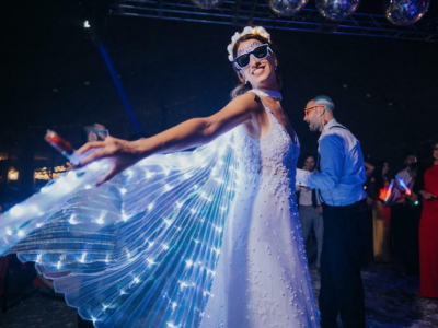 ¡Haz de tu boda una fiesta inolvidable con las alas luminosas LED